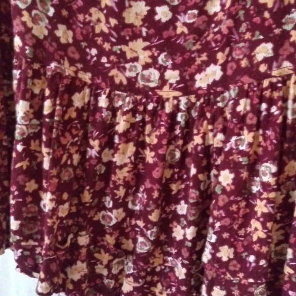 Burgundy Floral Print Ruffle-Hemmed Blouse Size L - Picture 8 of 16